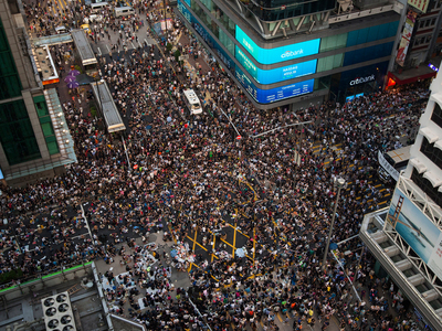 Протестующие заблокировали центр Гонконга: закрыты магазины, не ходит транспорт