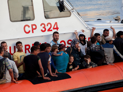 Итальянская береговая охрана спасла почти тысячу беженцев у берегов Ливии