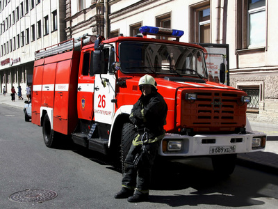 В Адмиралтейском районе Петербурга горит старинный дом, эвакуированы 10 человек