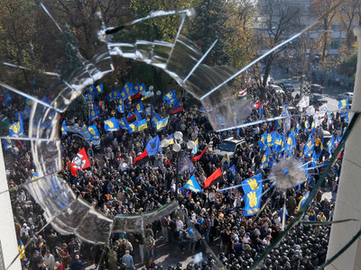 Киев снова бурлит: бюджетники просят помощи, но их голос глушат фашистские марши
