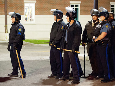 В США полицейских уволили за расизм в СМС