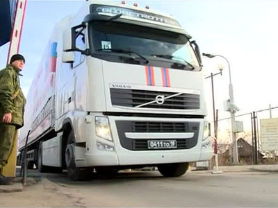 Автомобили МЧС, доставившие гумпомощь в Донбасс, возвращаются в Россию