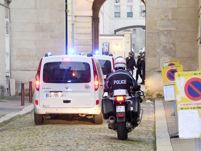 ЧП в центре Парижа: грабители задержаны, заложник освобожден