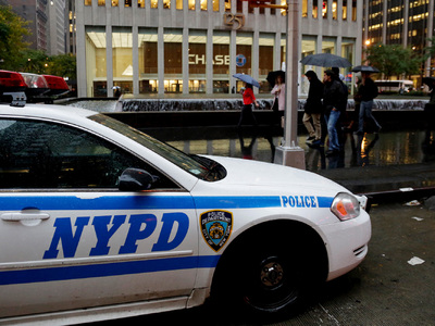 В Нью-Йорке неизвестный убил двух полицейских, а затем покончил с собой