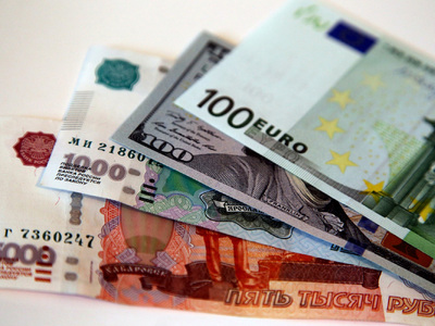 Евро упал ниже 61 рубля впервые с ноября 2014 года