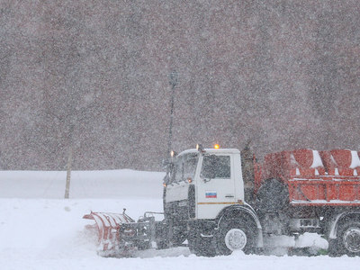 В Москве снег чистят 14 тысяч машин, а в Пензе с сугробами борются на субботнике