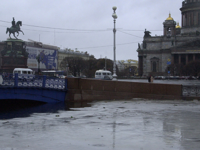 Шторм и закрытая дамба не пускают в Петербург паром 