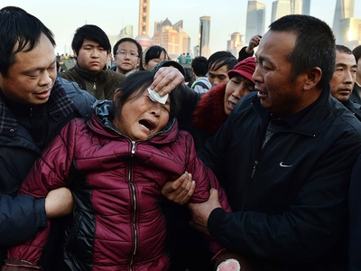 В Шанхае обманутые вкладчики угрожали коллективным самоубийством