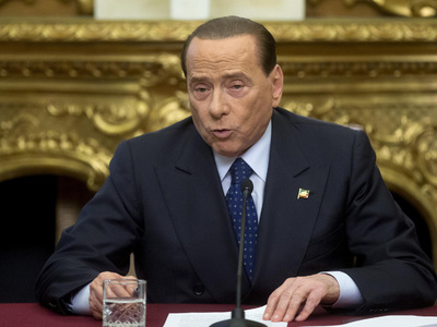 Берлускони просит смягчить ему наказание за примерное поведение