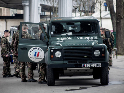 Французский спецназ штурмует здание, где укрылись предполагаемые террористы