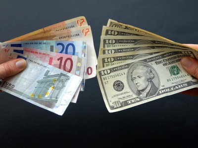 Курс евро и доллара продолжают расти к рублю