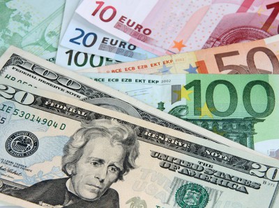 Доллар растет к евро на ожидании данных из США
