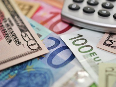 Доллар и евро незначительно изменились
