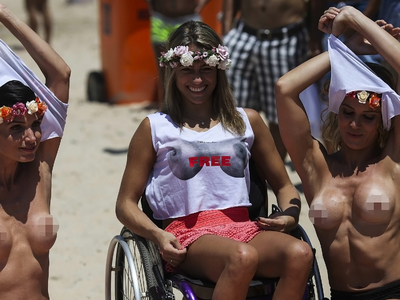 Бразильянки топлесс отстаивают свое право ходить раздетыми
