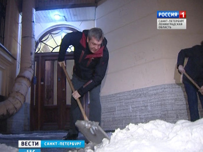 Вице-губернатор утром убирал снег во дворе Довлатовского дома