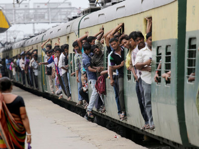 Трое студентов погибли в Индии, делая селфи на фоне поезда