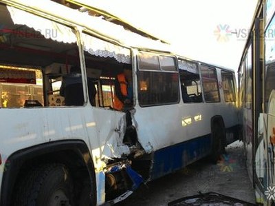 В Кемерово троллейбус разорвало пополам после столкновения с трамваем