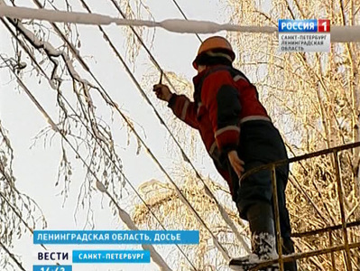 Продолжаются работы по восстановлению электроснабжения в Ленобласти