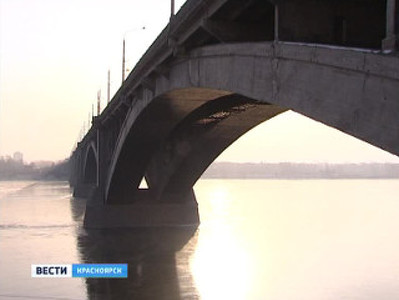В Красноярске перевернулась лодка с рыбаками