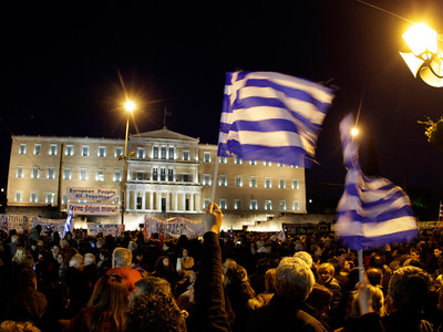 В Афинах десятки тысяч людей митингуют против урезания бюджета