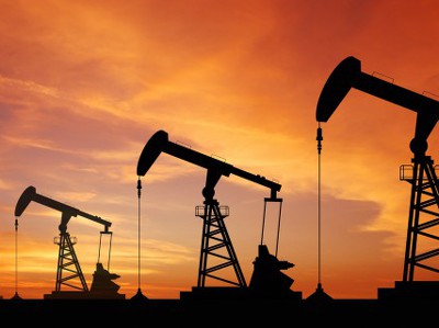 Нефть дешевеет, но держится у максимумов