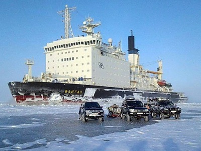 В Карском море ледокол столкнулся с машинами арктической экспедиции