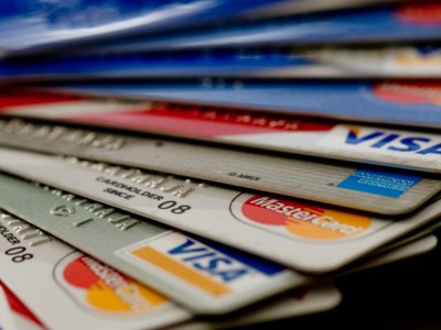 Банки в январе снизили выдачу кредитных карт на 40%