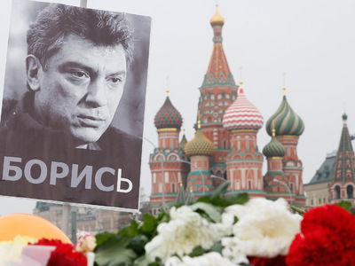 В память о Борисе Немцове в Нижнем Новогороде в небо выпустили белые шары
