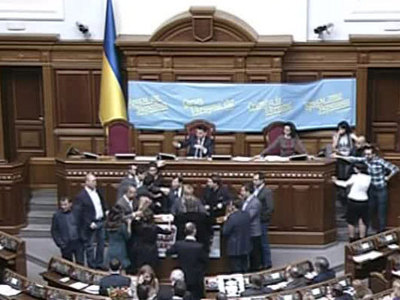 Депутаты украинской Рады предложили перенести праздник с 9 на 8 мая