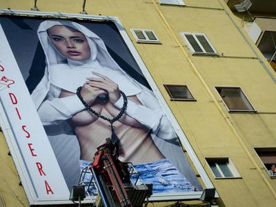 Приехавшего в Неаполь Папу Римского встретил билборд с полуголой монашкой