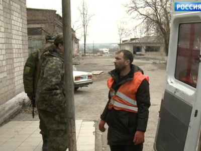 Там, где закончились бои, волонтеры из Киева и Донецка собирают тела погибших