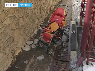 Ледяная глыба упала на женщину с двумя маленькими детьми в Иркутске