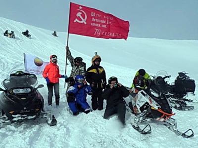 Гладиаторы Арктики развернули Знамя Победы на горе Рай-Из