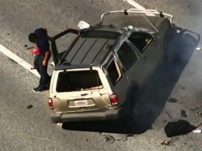 Удиравший от полиции лихач чудом выжил в развалившемся на части авто. Видео