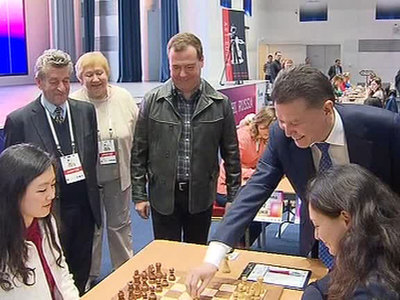Медведев хочет увидеть сражение роботов-шахматистов