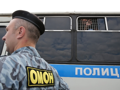 Нападение на автозак: во Владивостоке досматривают весь транспорт