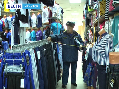Пожарные инспекторы проверяют торговые центры в Иркутске