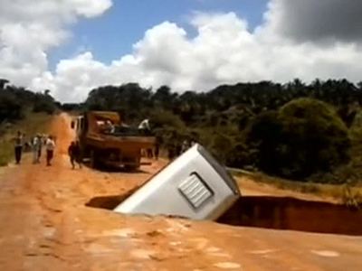 В Бразилии автобус целиком утонул в яме на дороге