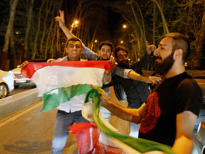 Иранцы празднуют ядерную сделку с флагами и алкоголем