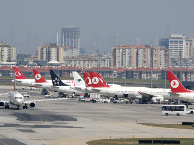 При вылете из Стамбула у самолета взорвался двигатель