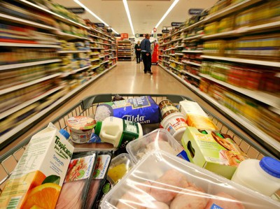 Годовая инфляция в РФ начала снижение впервые с лета