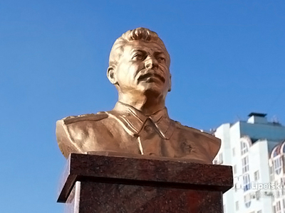 В Липецке бюст Сталина облили розовой краской