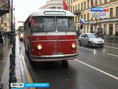 По центральным улицам Петербурга проехали легендарные ретро-автобусы