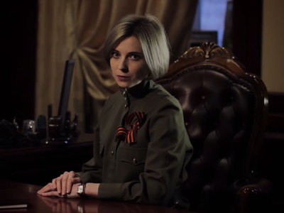 Наталья Поклонская в форме времен войны прочла 