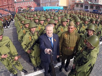 Жириновский принес на Парад Победы селфи-палку