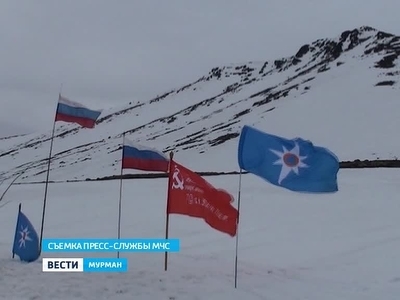 Мурманские спасатели установили Знамя Победы на самой высокой точке Хибин