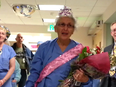 Медсестра из США встретила 90-летний юбилей на работе. Видео