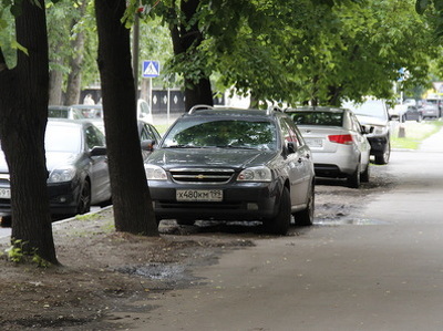 В Москве пересмотрены штрафы за парковку на газонах