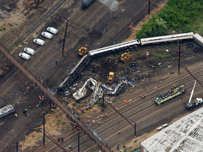 Потерпевший крушение в США поезд превысил скорость в 2 раза. Жертв уже 7