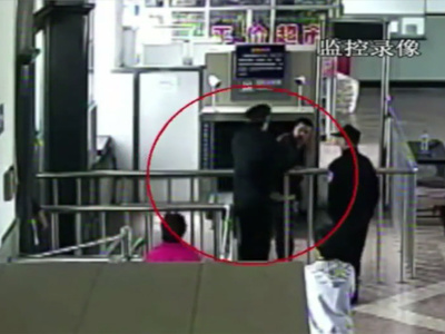 В Китае полицейский застрелил оппозиционера на глазах у его семьи. Видео